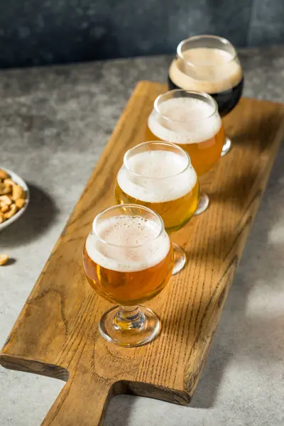 Volo Birra Artigianale Rinfrescante Freddo Alcolico Con Arachidi — Foto Stock