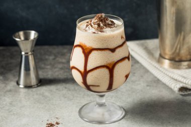 İçkili Donmuş Çikolata Çamurlu Kokteyl Kahve Likörü