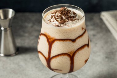 İçkili Donmuş Çikolata Çamurlu Kokteyl Kahve Likörü