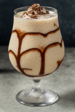 İçkili Donmuş Çikolata Çamurlu Kokteyl Kahve Likörü