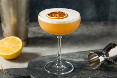 Buzlu soğuk köpüklü viski. Viski kokteyli. Viski ve yumurta beyazı.