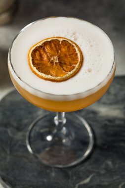 Buzlu soğuk köpüklü viski. Viski kokteyli. Viski ve yumurta beyazı.