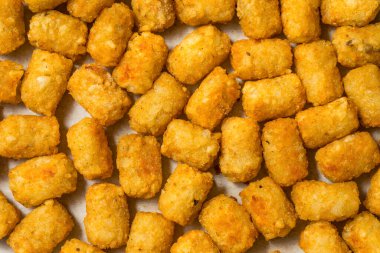 Ev yapımı fırınlanmış patatesli ketçaplı patates.