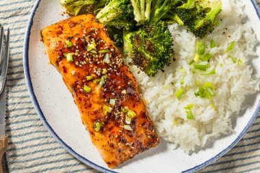 Pilav ve brokoli ile ev yapımı sağlıklı sıcak ballı somon.