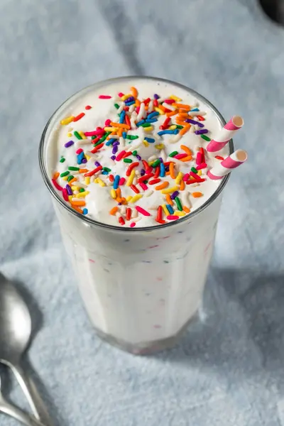 Fryst Hemlagad Funfetti Cake Batter Milkshake Med Strössel — Stockfoto