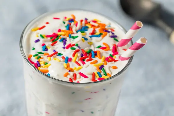 Milkshake Casero Congelado Masa Torta Funfetti Con Las Aspersiones —  Fotos de Stock