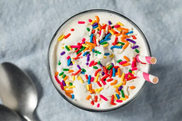 Fryst Hemlagad Funfetti Cake Batter Milkshake Med Strössel — Stockfoto