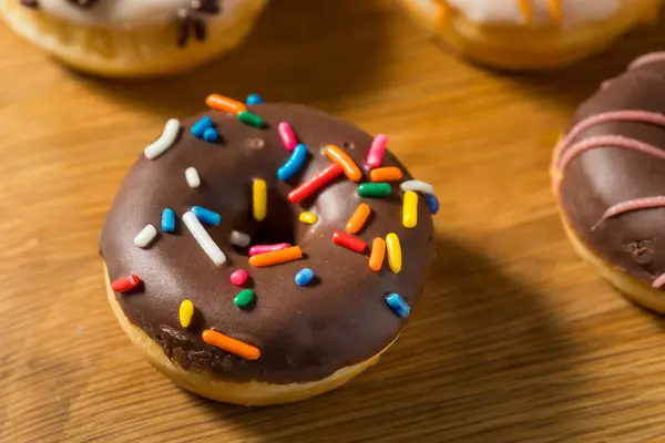 Σπιτικά Μικρά Μίνι Ντόνατς Για Πρωινό Sprinkles Και Frosting — Φωτογραφία Αρχείου