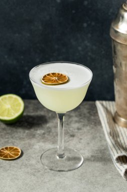 Limon ve şurupla alkollü köpüklü cin kokteyli.