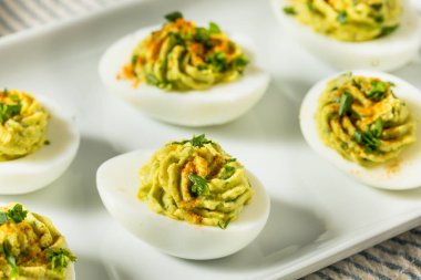 Paprika ve Cilantro ile Ev Yapımı Yeşil Avokado Yumurtaları