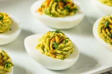 Paprika ve Cilantro ile Ev Yapımı Yeşil Avokado Yumurtaları