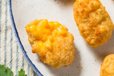 Bol yağda kızartılmış makarna ve ketçaplı peynir.