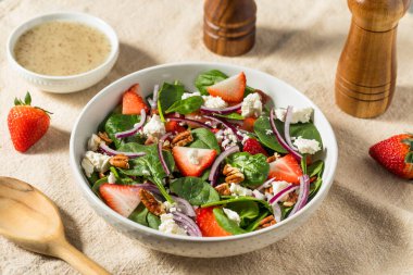 Sağlıklı ev yapımı Çilek Feta Ispanak Salatası ve haşhaş tohumu