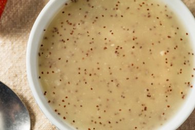 Yeşil salata için ev yapımı sağlıklı haşhaş tohumu.