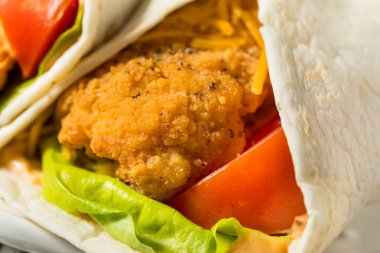 Domates ve marullu sağlıklı ev yapımı kızarmış tavuk paketi.