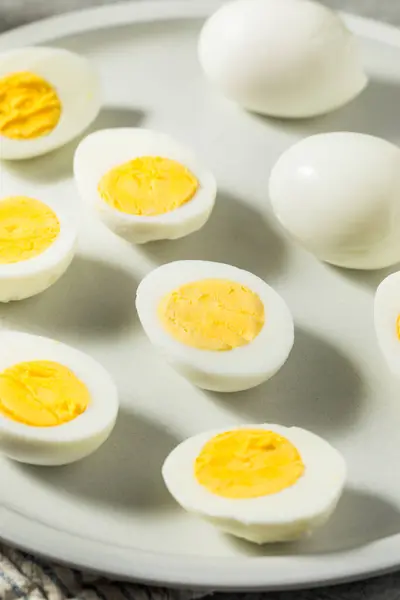 健康煮熟的煮硬煮熟的鸡蛋准备吃 — 图库照片