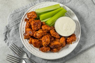 Baharatlı Kemiksiz Barbekü Tavuk Kanatları Çiftlik ve Kereviz ile