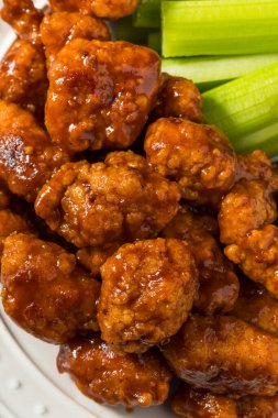 Baharatlı Kemiksiz Barbekü Tavuk Kanatları Çiftlik ve Kereviz ile