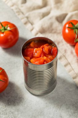 Çiğ organik kesilmiş konserve domatesler pişirmek için kullanılacak.