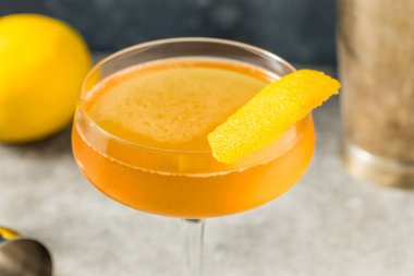 Alkollü Soğuk Limon Sıçrama Yılı Cin ile Kokteyl