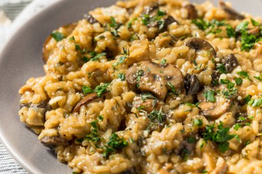 Sağlıklı İtalyan mantarlı risotto kekik ve maydanozlu