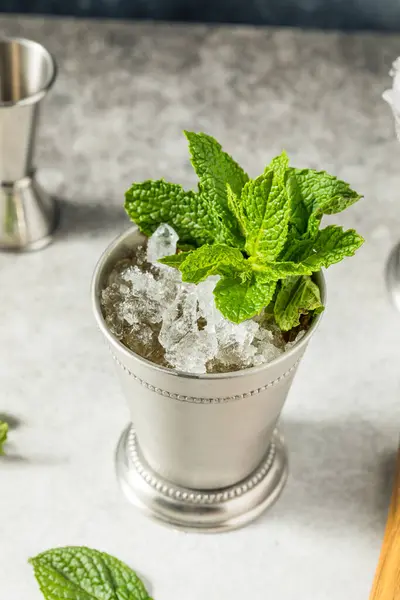 Refreshing Cold Iced Mint Julep Cocktail Bourbon Derby — стоковое фото