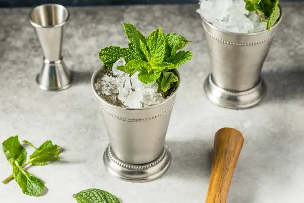 Uppfriskande Kall Iskall Mint Julep Cocktail Med Bourbon För Derby — Stockfoto