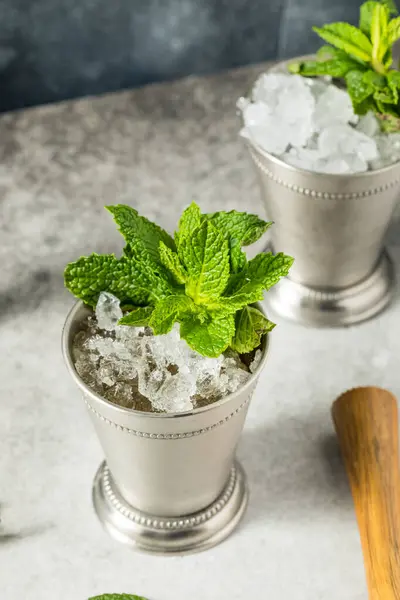 Rinfrescante Cold Iced Mint Julep Cocktail Con Bourbon Derby — Foto Stock