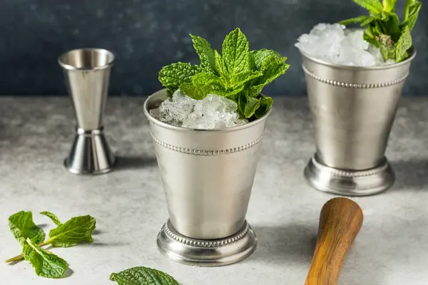 Verfrissende Cold Iced Mint Julep Cocktail Met Bourbon Voor Derby — Stockfoto