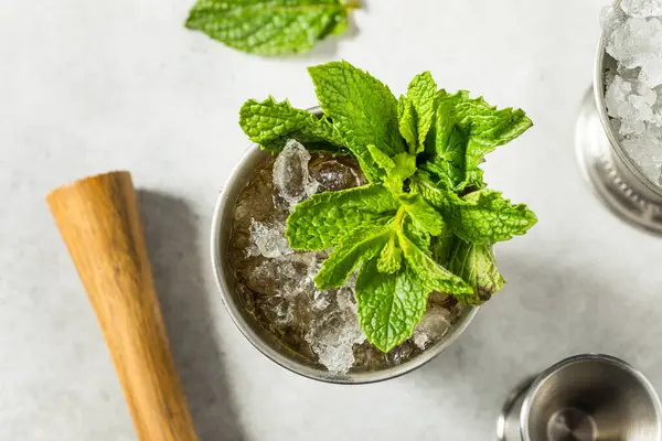 Erfrischender Kalter Iced Mint Julep Cocktail Mit Bourbon Zum Derby — Stockfoto