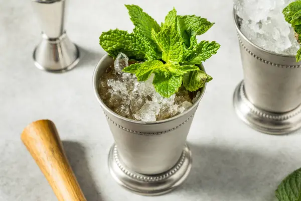 Verfrissende Cold Iced Mint Julep Cocktail Met Bourbon Voor Derby — Stockfoto