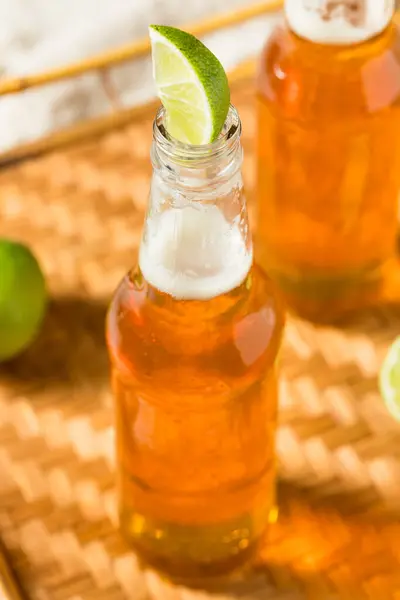 Refrescante Cerveza Lager Mexicana Con Limón Una Botella — Foto de Stock