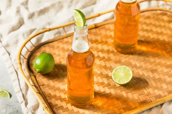 Forfriskende Boozy Meksikansk Lager Med Lime Flaske – stockfoto