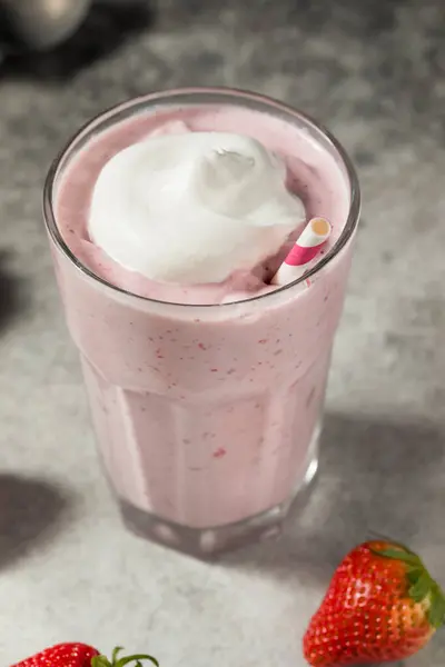 甘甜的自制草莓奶昔加奶油 — 图库照片