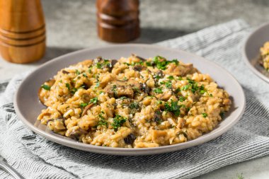 Sağlıklı İtalyan mantarlı risotto kekik ve maydanozlu