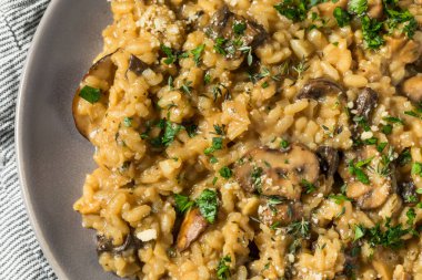 Sağlıklı İtalyan mantarlı risotto kekik ve maydanozlu