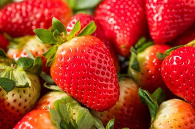 Bir kâse içinde organik çiğ kırmızı çilek.