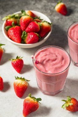 Kahvaltı için badem sütlü sağlıklı kırmızı organik çilek suyu.