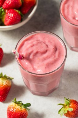 Kahvaltı için badem sütlü sağlıklı kırmızı organik çilek suyu.