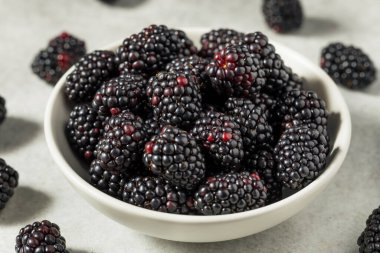 Bir kâse içinde organik, sağlıklı, çiğ böğürtlen