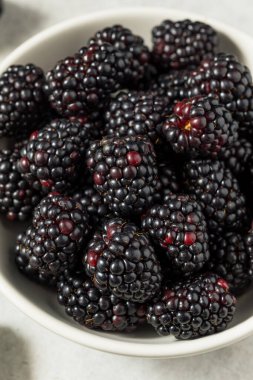 Bir kâse içinde organik, sağlıklı, çiğ böğürtlen