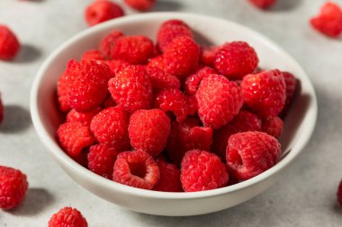 Bir kasede çiğ organik kırmızı ahududu