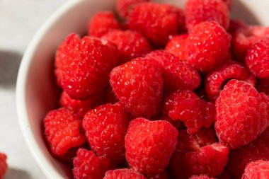 Bir kasede çiğ organik kırmızı ahududu