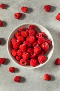 Bir kasede çiğ organik kırmızı ahududu