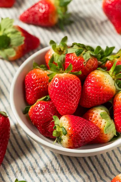 Органические Raw Red Strawberries Чаше — стоковое фото