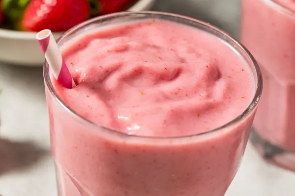 健康的红草莓与杏仁牛奶一起吃早餐 — 图库照片