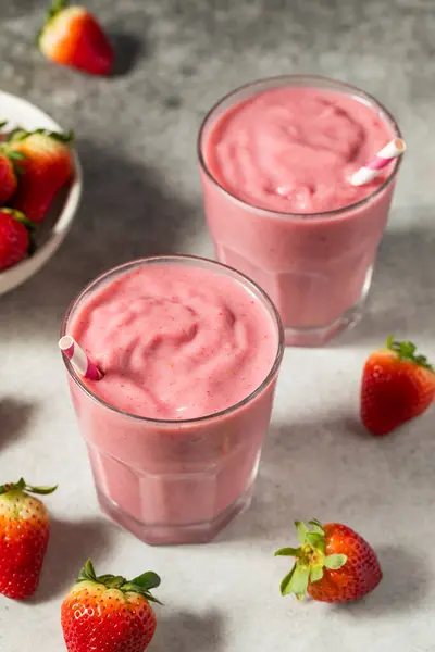 Gesunder Roter Bio Erdbeer Smoothie Mit Mandelmilch Zum Frühstück — Stockfoto