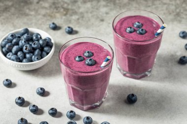 Kahvaltı için Badem Sütü ile Donmuş Sağlıklı Yabanmersini Smoothie
