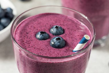 Kahvaltı için Badem Sütü ile Donmuş Sağlıklı Yabanmersini Smoothie