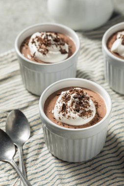 Vegan ev yapımı soya peynirli çikolatalı puding ve krem şanti.